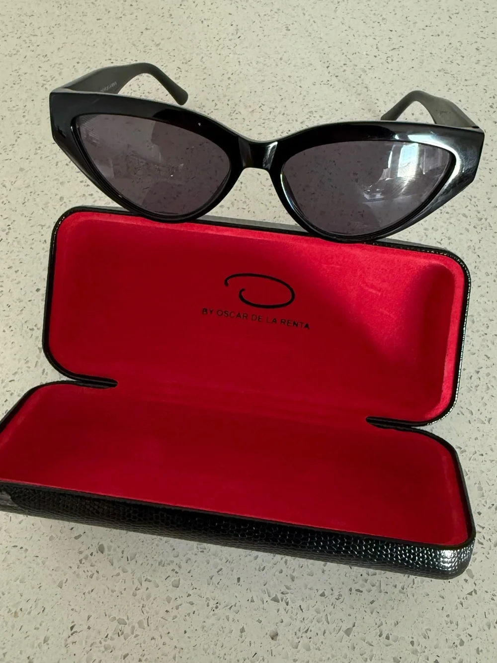Oscar de la Renta Black Cat-Eye Sunglasses with Dark Lenses